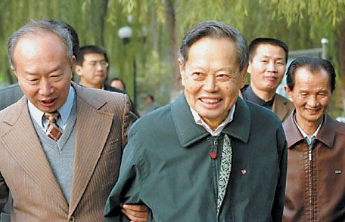 杨振宁的泉城三日：从大明湖“蛙不鸣之问”到山大《归根反思》