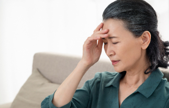 女性更年期“熬过去”就好？别信！这些风险别忽视