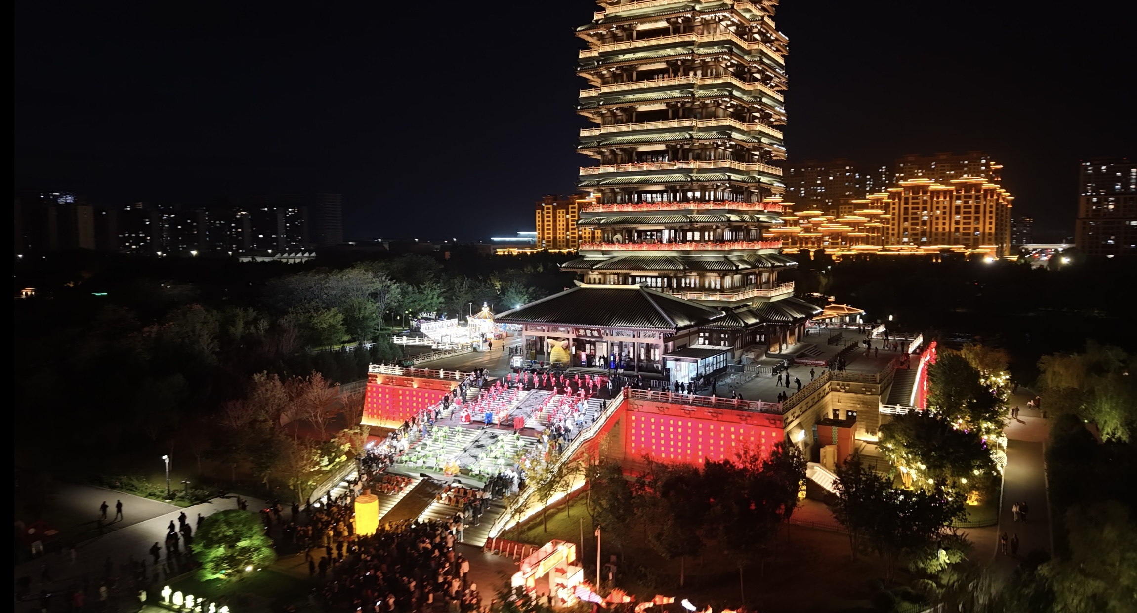 追光海岱楼·奇妙淄博夜｜蹴鞠穿越千年，活力闪耀今宵