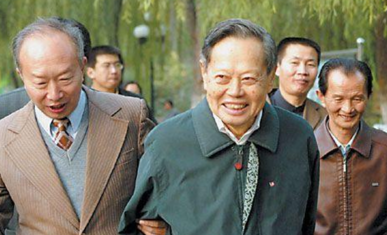 杨振宁的泉城三日：从大明湖“蛙不鸣之问”到山大《归根反思》