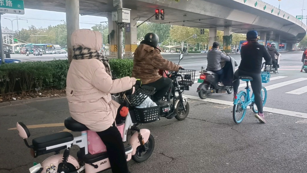 天气情报站|最低4℃左右！济南周末气温下降冷飕飕，行人添厚衣