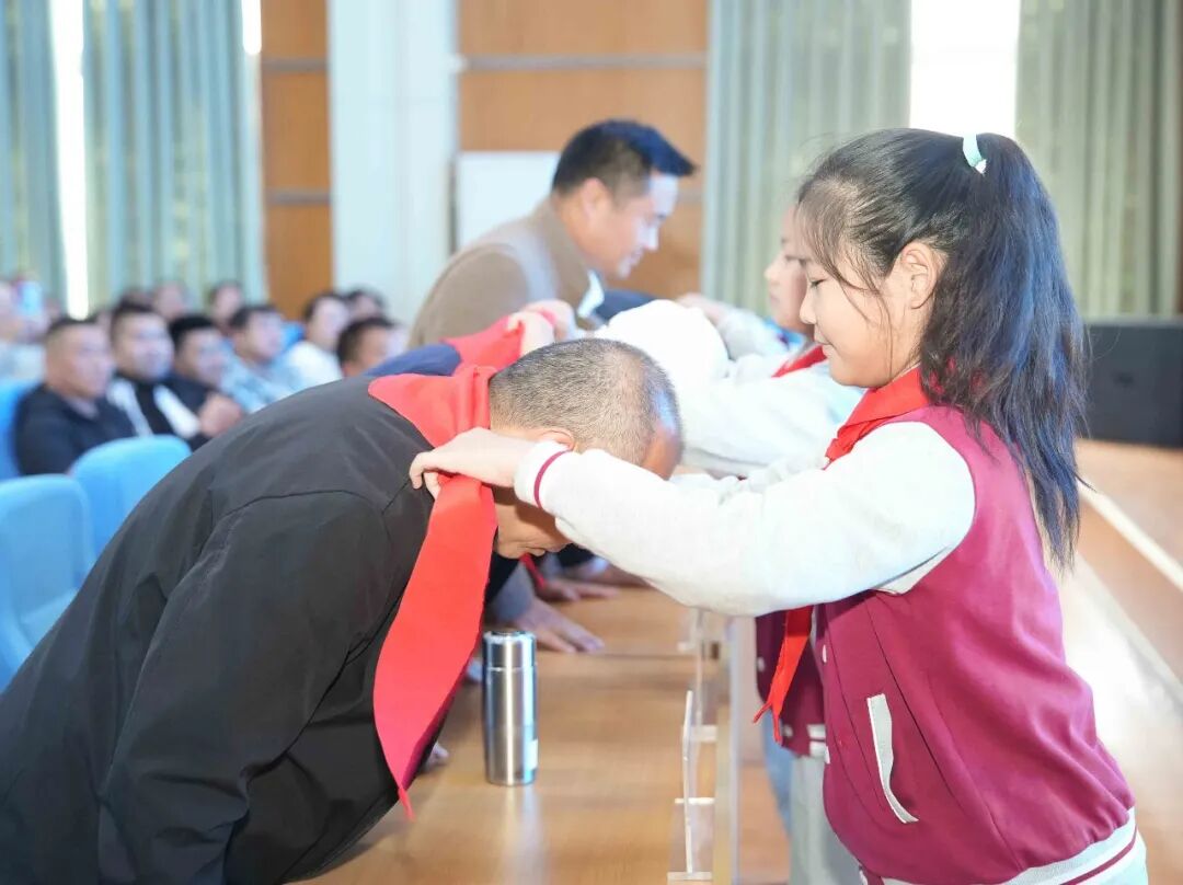 退休教师讲队史！鸡山小学新队员入队仪式铸强国少年志