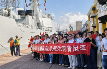 中国海军第47批护航编队包头舰技术停靠肯尼亚蒙巴萨港