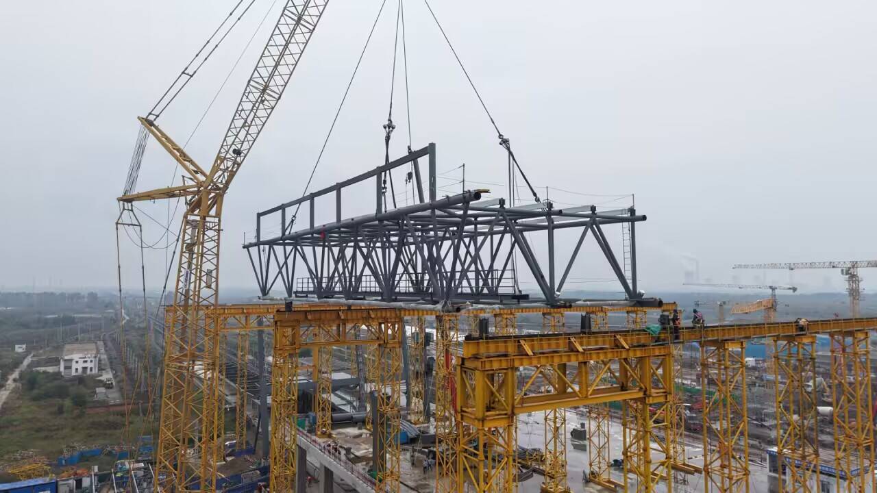 国内首例！津潍高铁东营南站钢屋盖滑移分块首吊成功