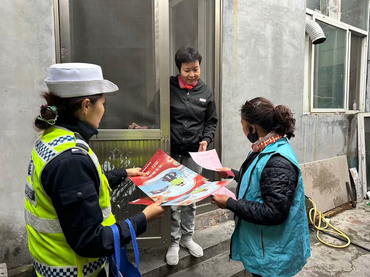 北湖区勤务大队宣传进农村，共筑交通安全线