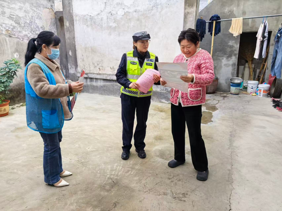 北湖区勤务大队宣传进农村，共筑交通安全线