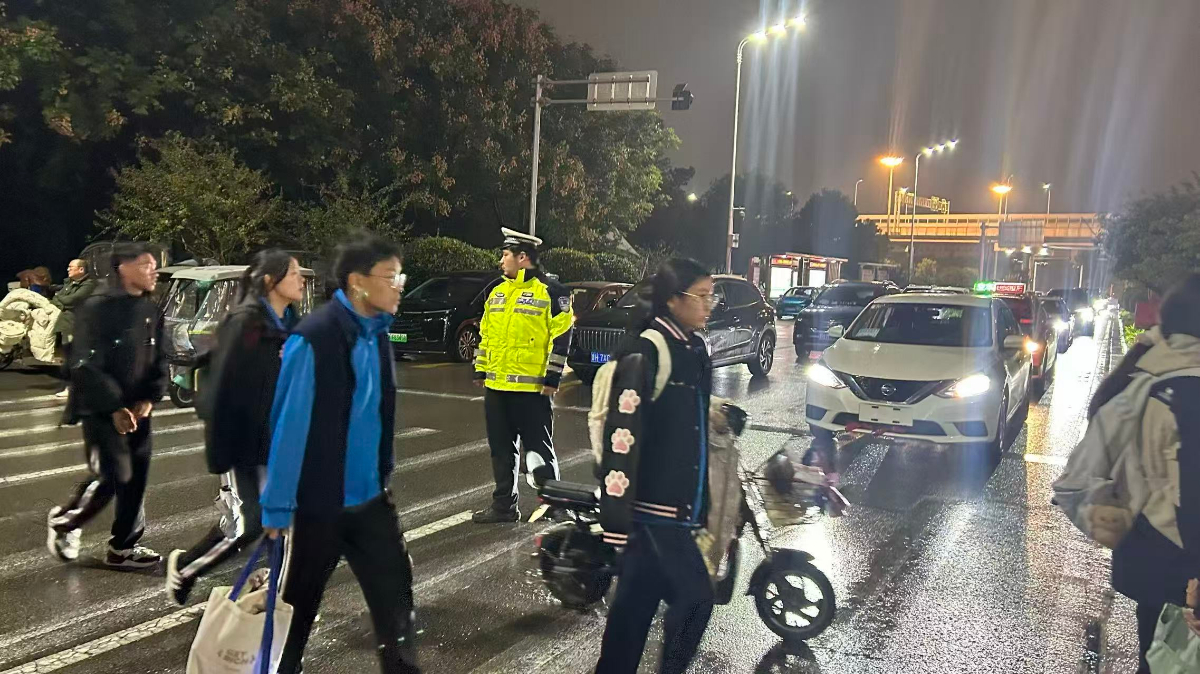 北湖区勤务大队常态化坚守夜间“助学岗”，守护学生平安出行路