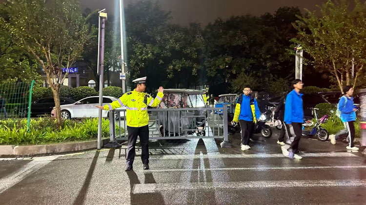 北湖区勤务大队常态化坚守夜间“助学岗”,守护学生平安出行路