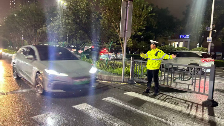 北湖区勤务大队常态化坚守夜间“助学岗”,守护学生平安出行路
