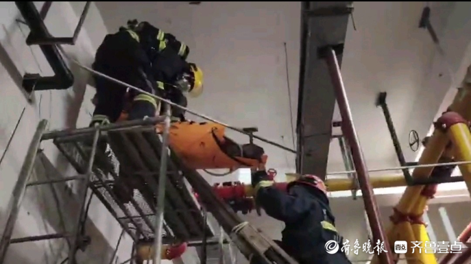 果然视频|工人在水池进行防水作业时晕倒，消防员搭梯施救