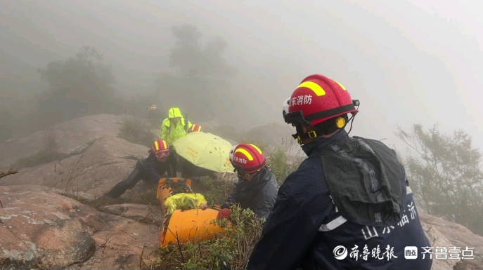 果然视频|男子爬山不慎失足坠崖，消防员冒雨进山紧急救援