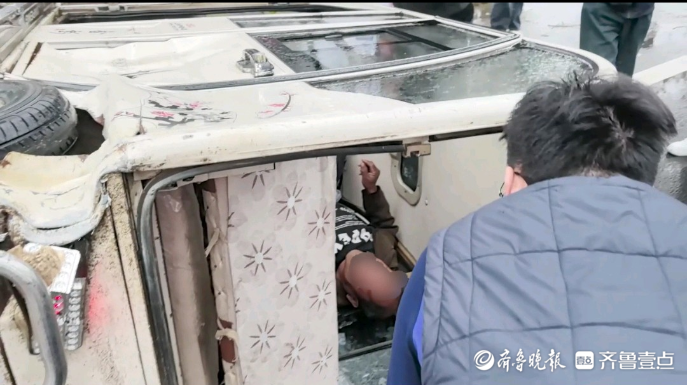 果然视频|电动四轮车因事故侧翻，消防员及时到场救出被困者
