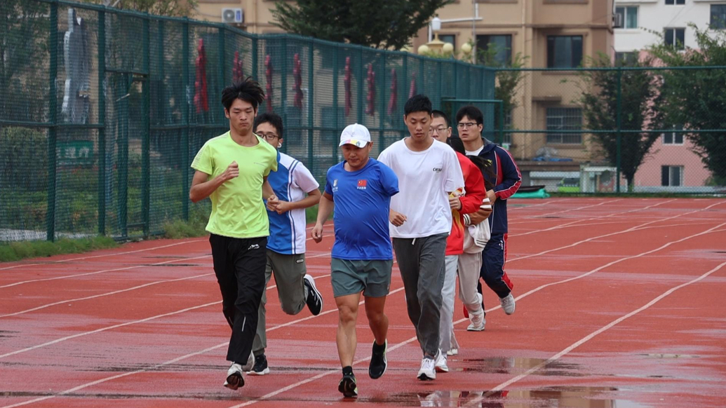 果然视频｜“折翼”追梦人：田径场上汗如雨，追梦脚步不停歇