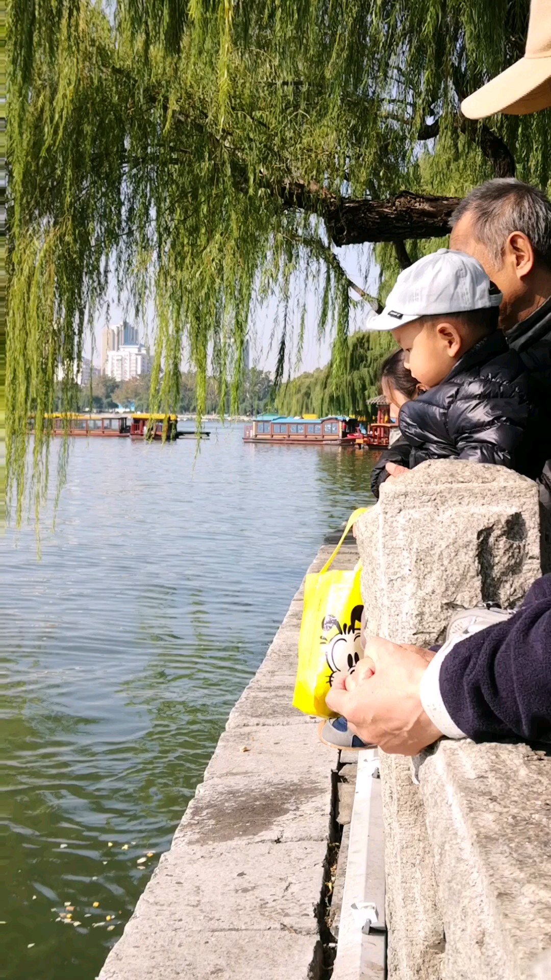 天放晴了，带着娃娃去湖边喂鱼