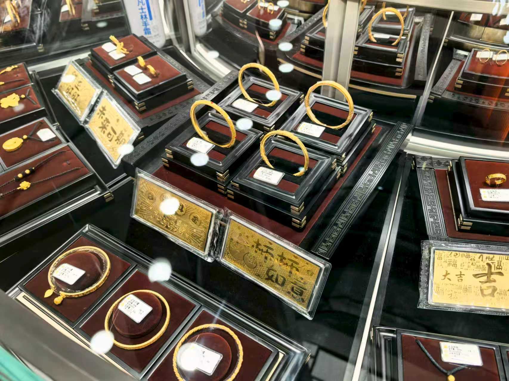 受国际金价传导影响，今日（10月22日）泰安金价普遍跌至千元以内