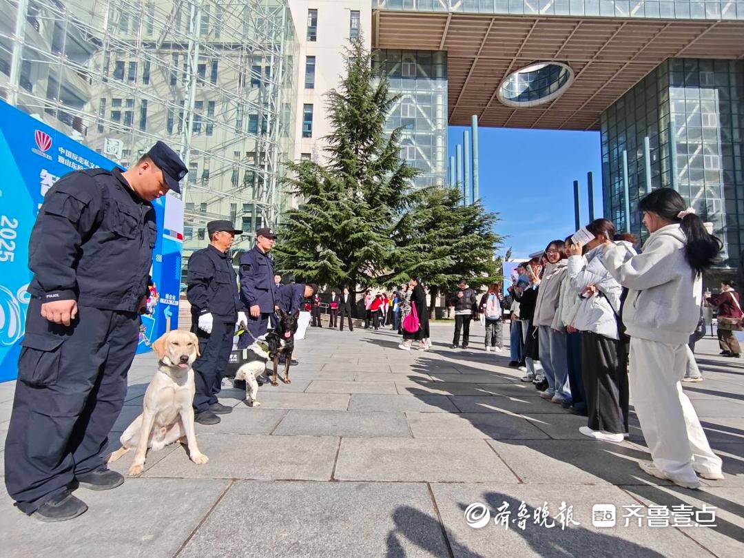 警犬“汪汪队”与科技装备亮相！烟台这场反走私活动既硬核又生动