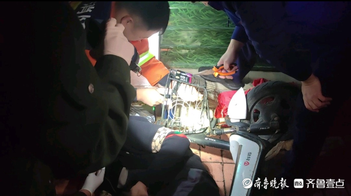 果然视频|男子摔倒被车把扎中颈部，消防员紧急到场救援
