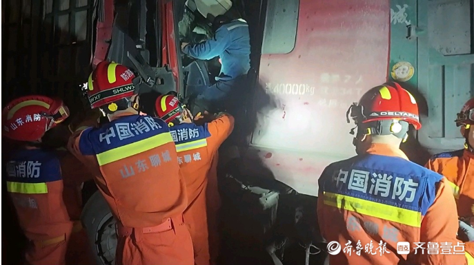 果然视频|两辆货车发生事故，消防员破拆驾驶室救出被困者