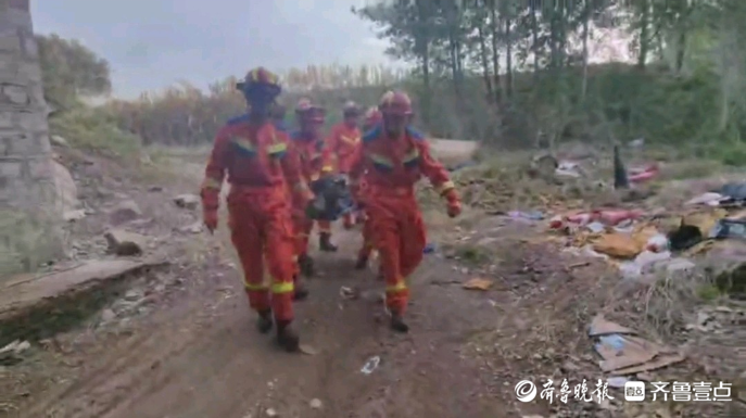果然视频|老人摔倒后无法起身，消防员及时到场救援