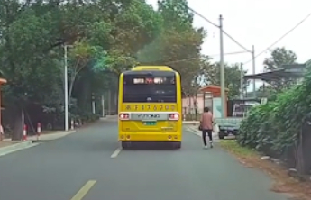 公交减速等老人上车，不慌不忙的等待何以打动人心