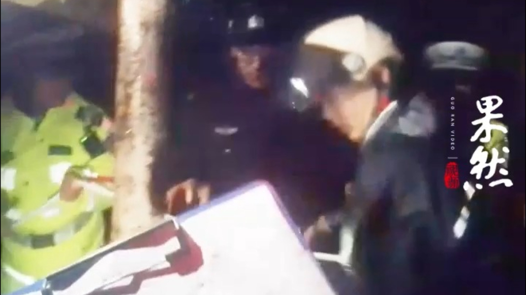 果然视频丨外卖小哥送餐快超时“抄近道”掉进大明湖，民警火速救援