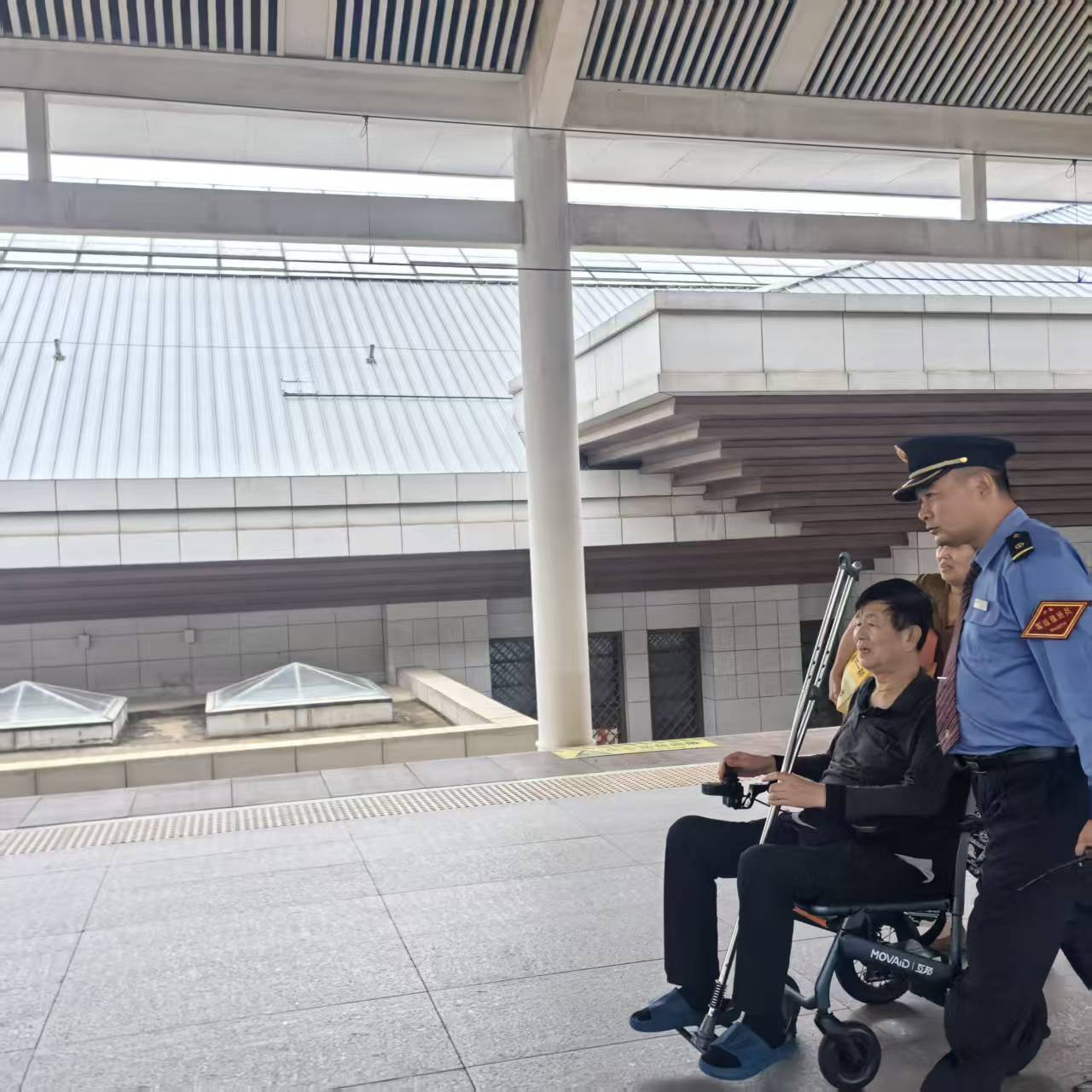 值班员暖心助旅客，小小善举显担当