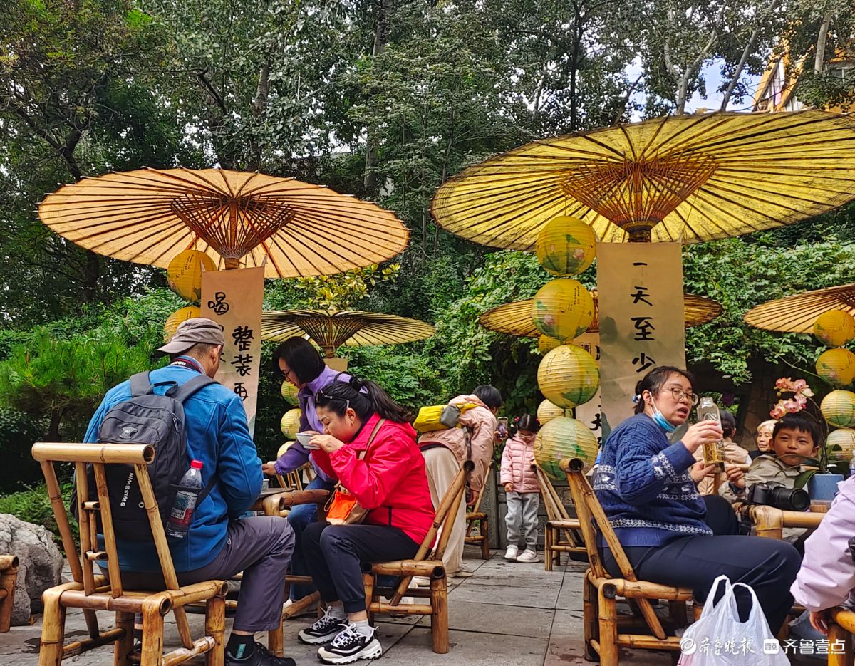 趵突泉里，赏泉景喝大碗茶