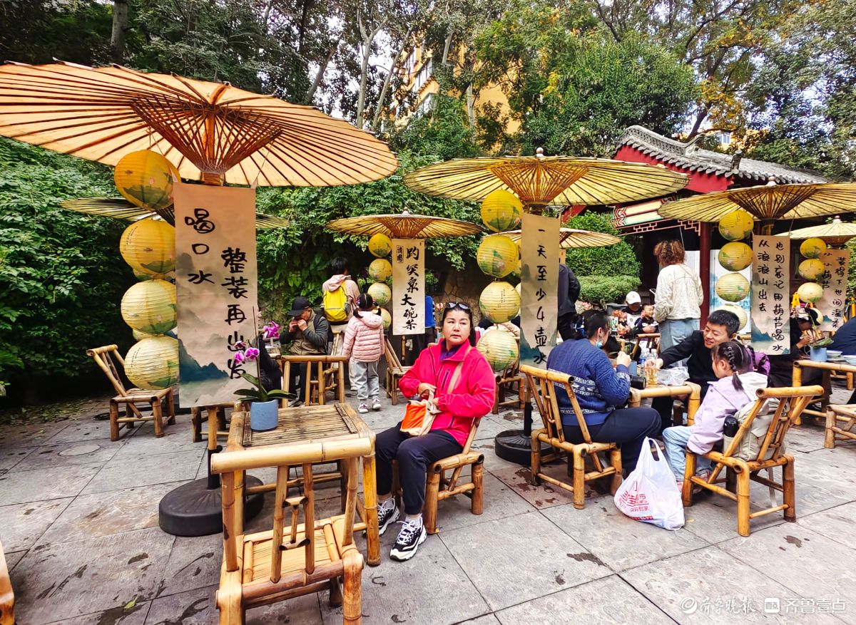 趵突泉里，赏泉景喝大碗茶