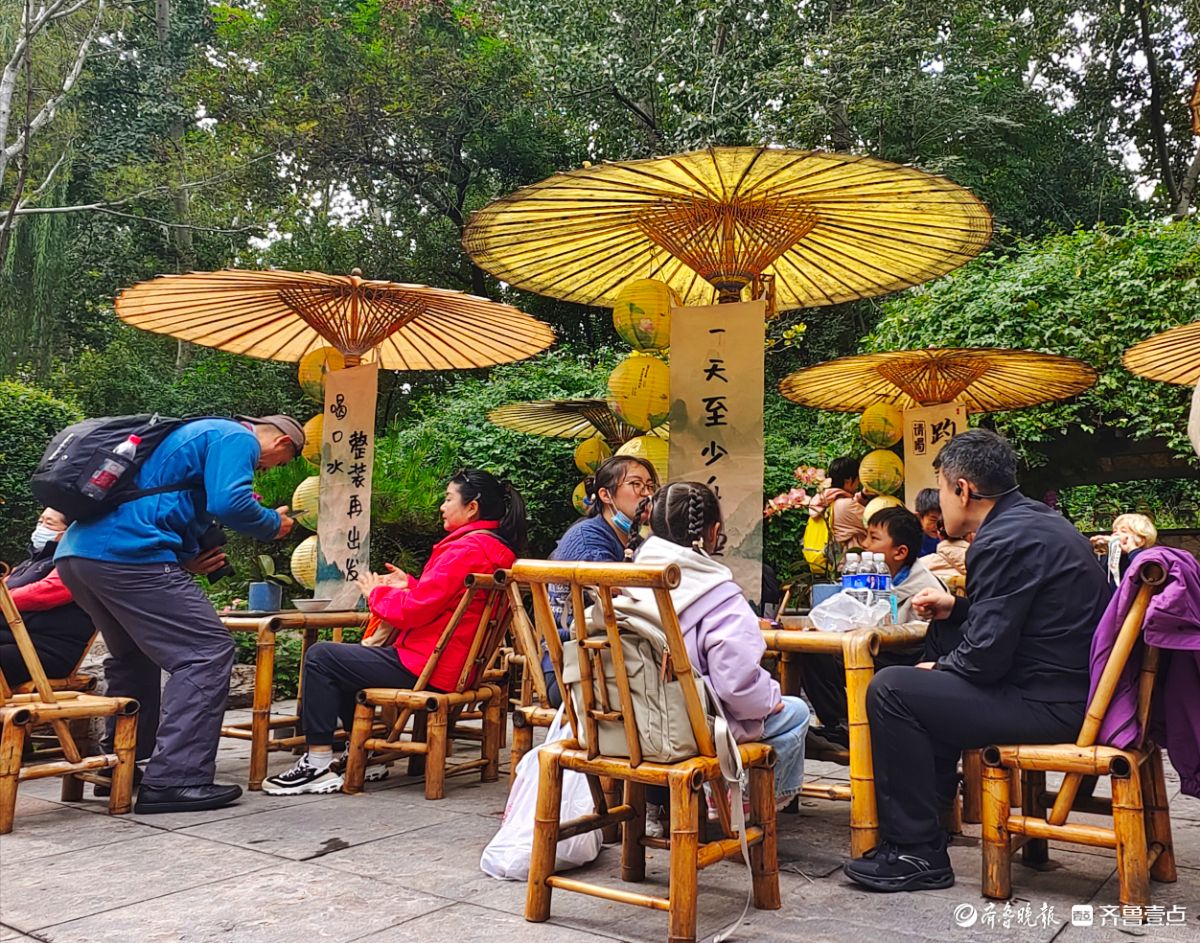 趵突泉里，赏泉景喝大碗茶