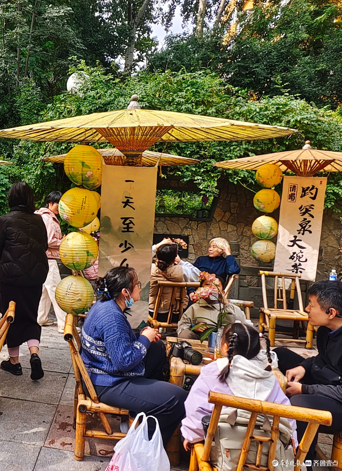 趵突泉里，赏泉景喝大碗茶