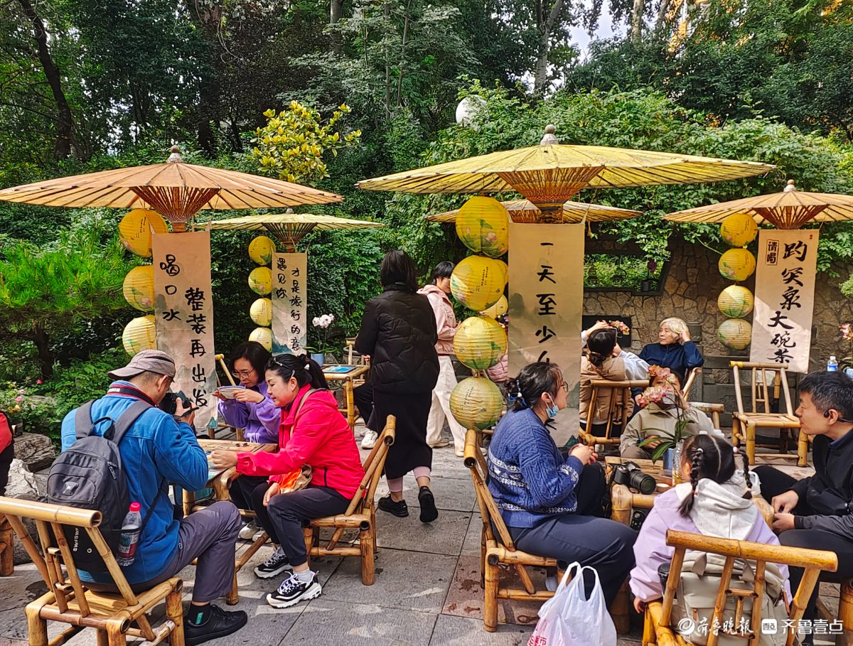 趵突泉里，赏泉景喝大碗茶