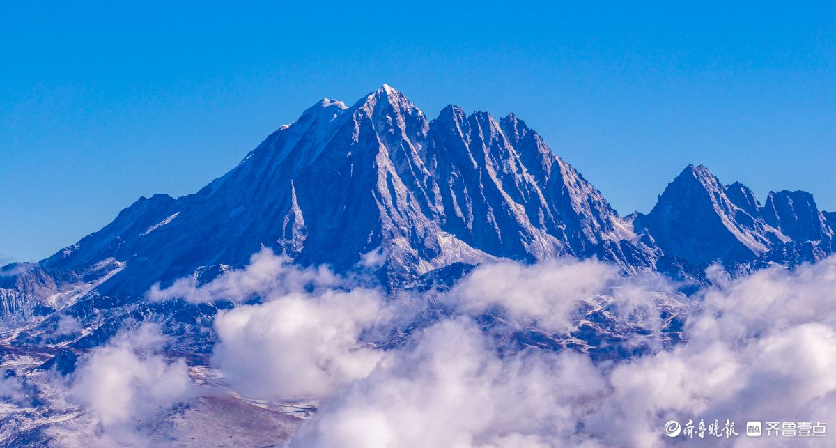 朵朵流云轻拥峰峦，雅拉雪山诗意满满