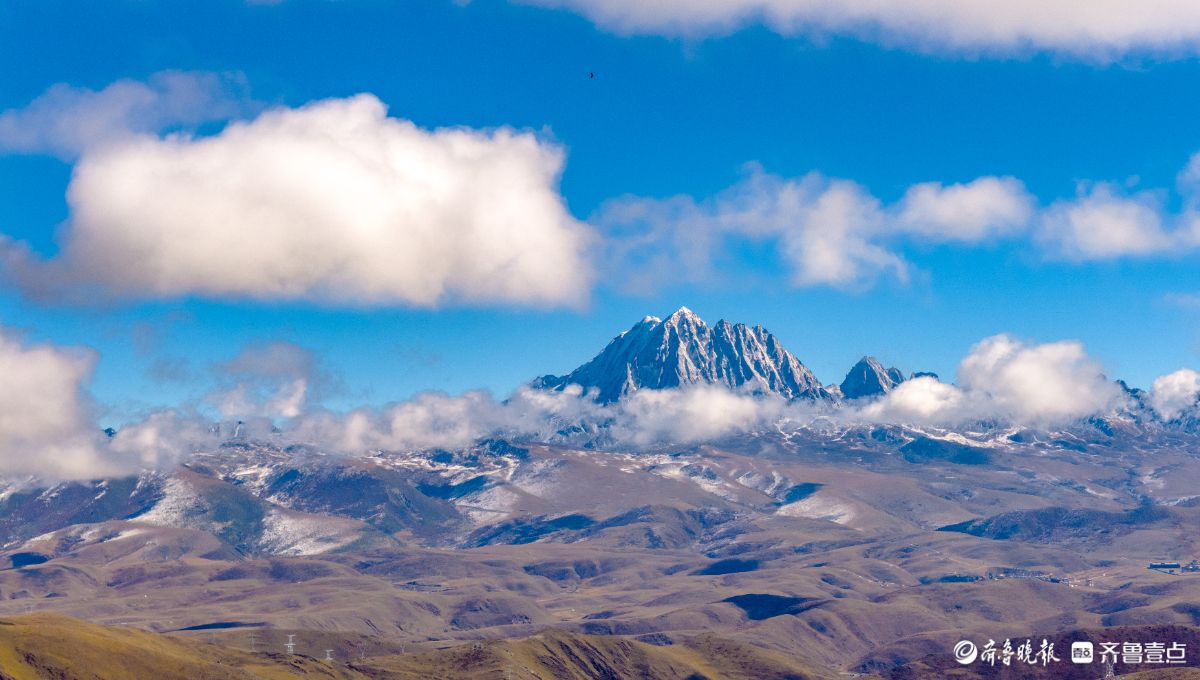 朵朵流云轻拥峰峦，雅拉雪山诗意满满