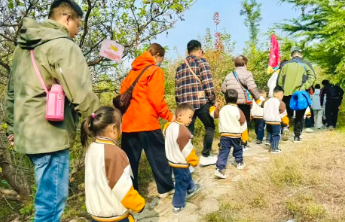 小脚丫丈量秋天，济南经五幼教集团育秀分园亲子马拉松运动会开跑