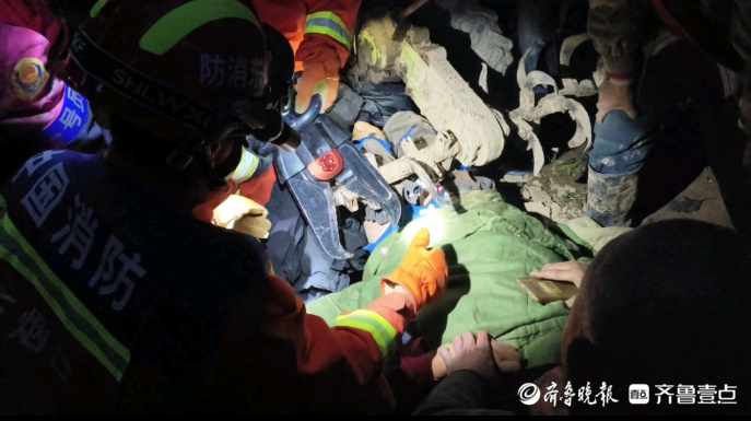 果然视频|男子不慎腿卡耕地机中，消防员及时到场帮其脱困