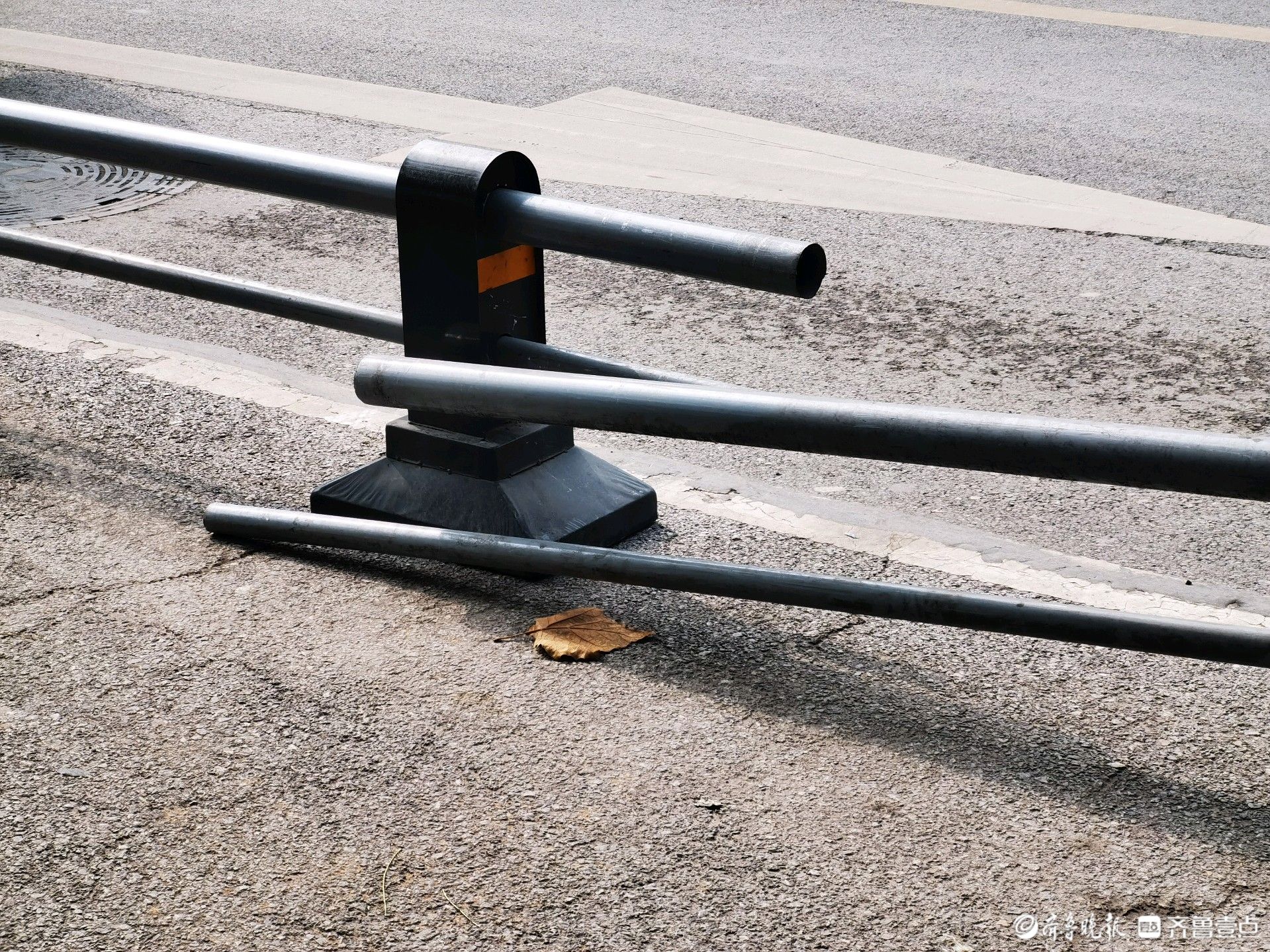 情报站|济南七里山西路多组隔离栏变形脱落，社区居民盼修复