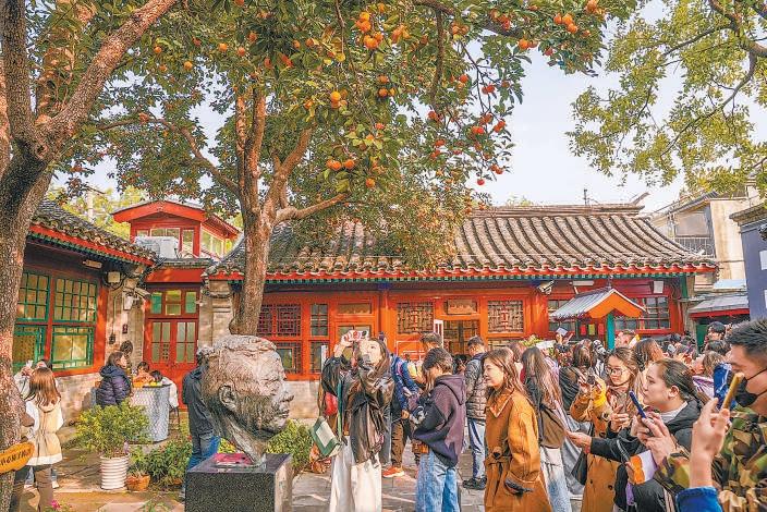 老舍故居“丹柿小院”火出圈，带来什么启示？