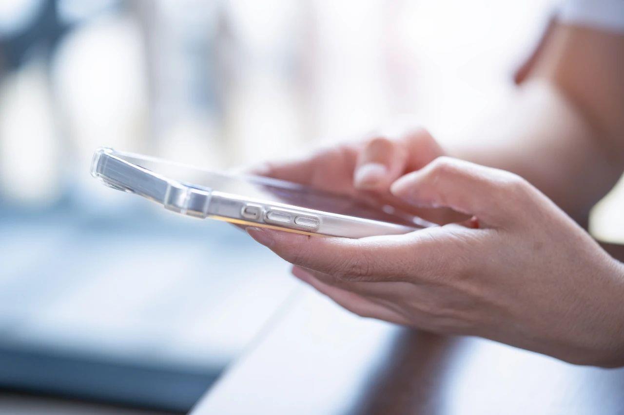 “严禁将手机带进课堂”，为何屡屡引热议？