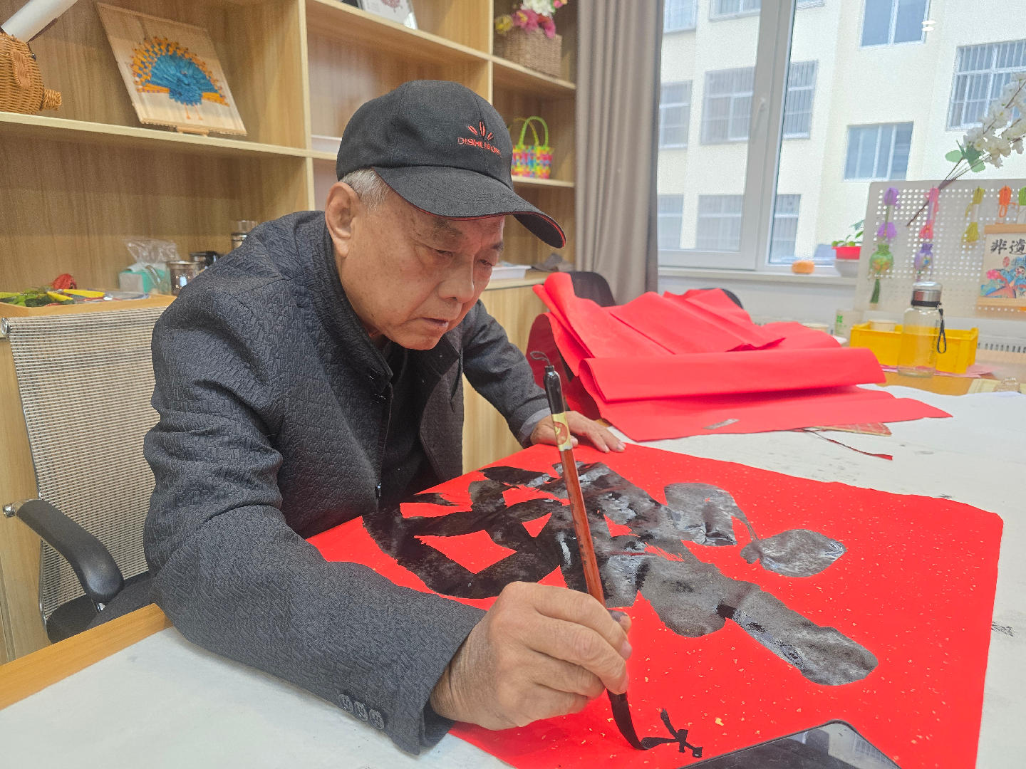 泰山区财源街道乐园社区乐文书院开展“秋满重阳·艺暖桑榆”书画交流活动