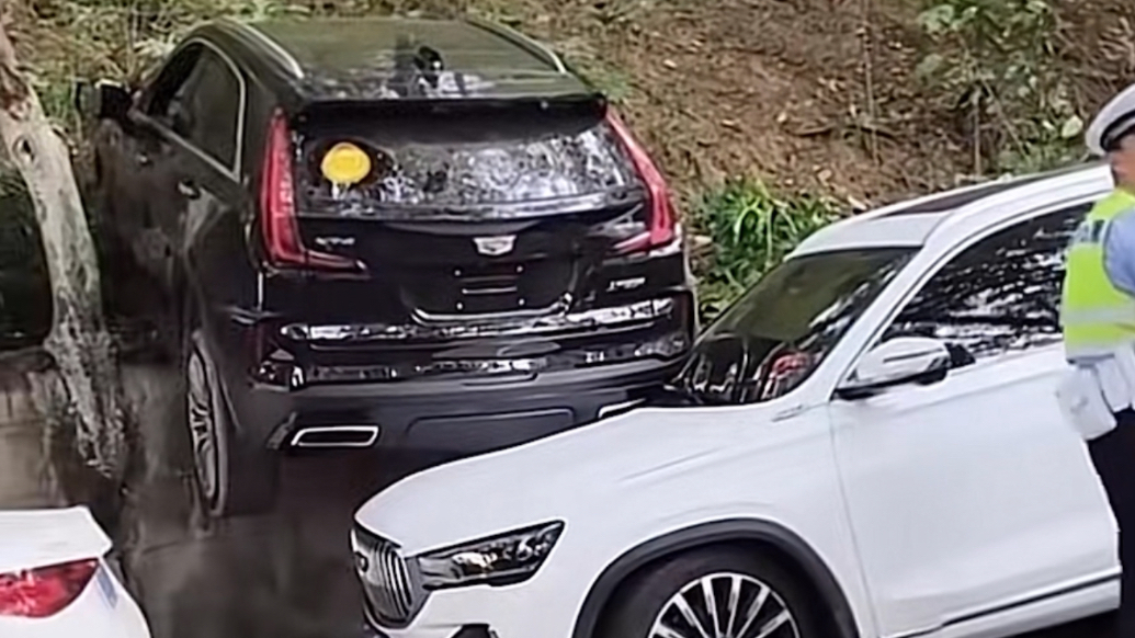 全网追问“车怎么上去的”？攀枝花这起事故，行车记录仪破案了