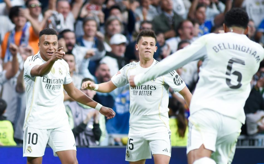 皇马2：1力克巴萨，比赛火药味十足，虚火少发，绿茵场拿球说话