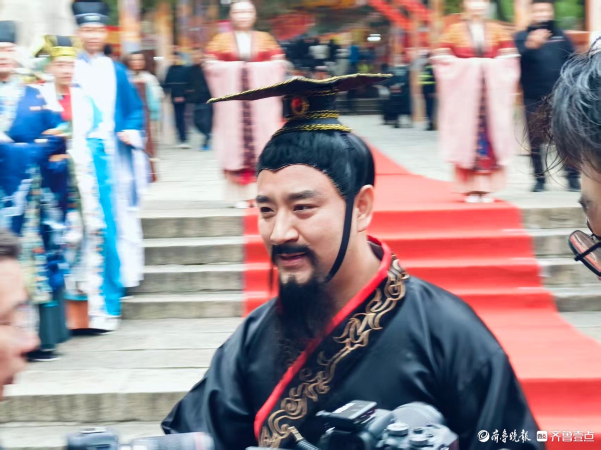 来济南千佛山，热热闹闹赶庙会