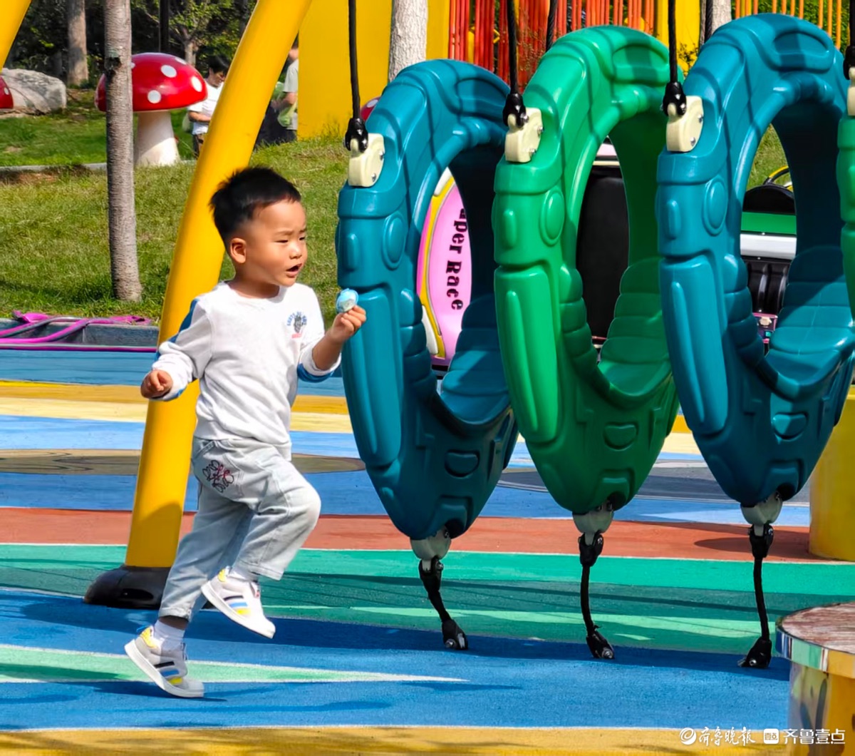 济南历下区儿童友好公园，快乐玩耍的小朋友