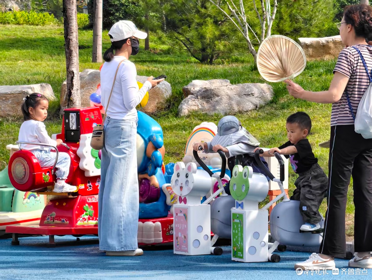 济南历下区儿童友好公园，快乐玩耍的小朋友