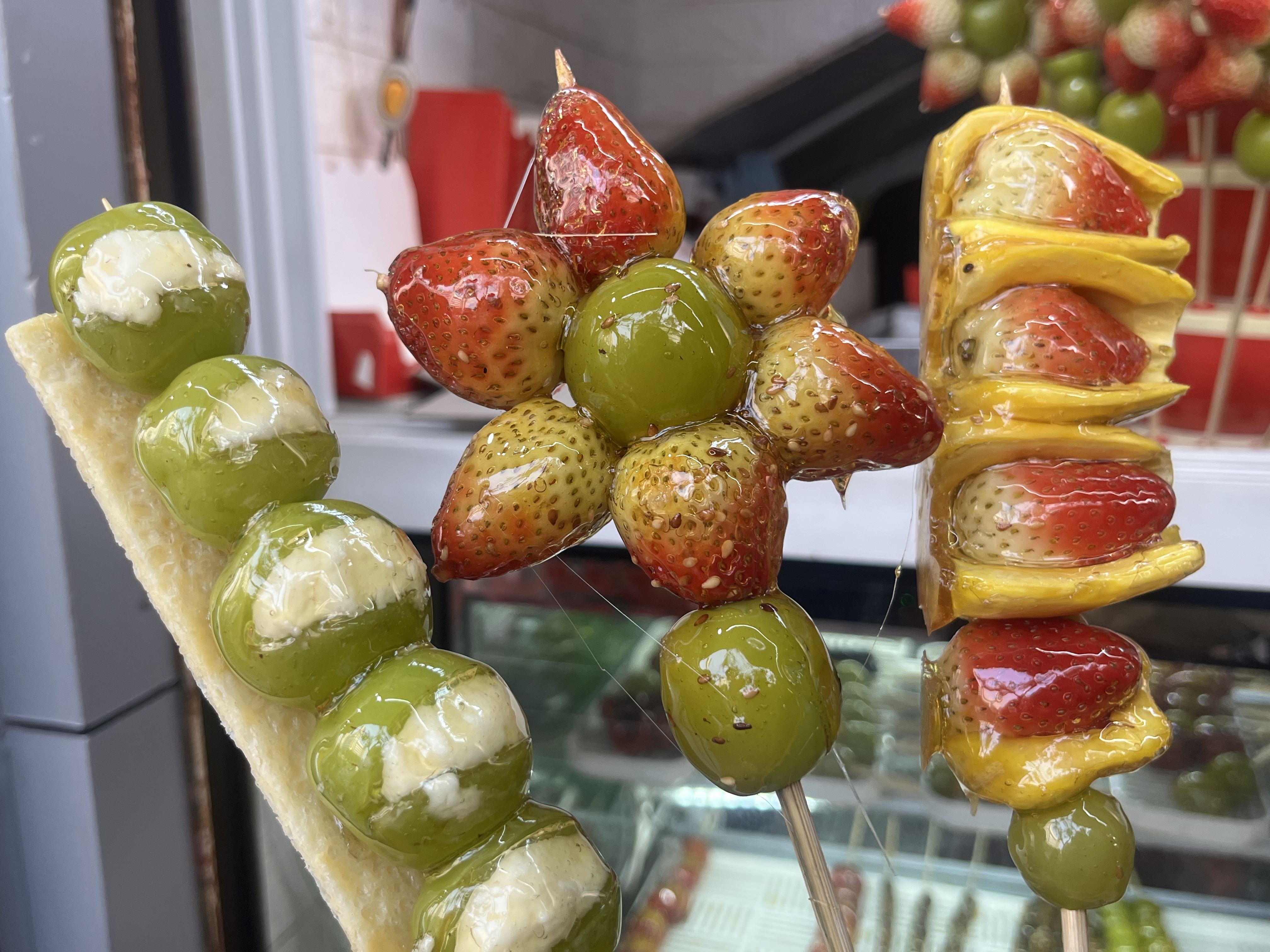 果然财经｜20元的奶皮子糖葫芦得排队买，榴莲草莓菠萝蜜皆可串