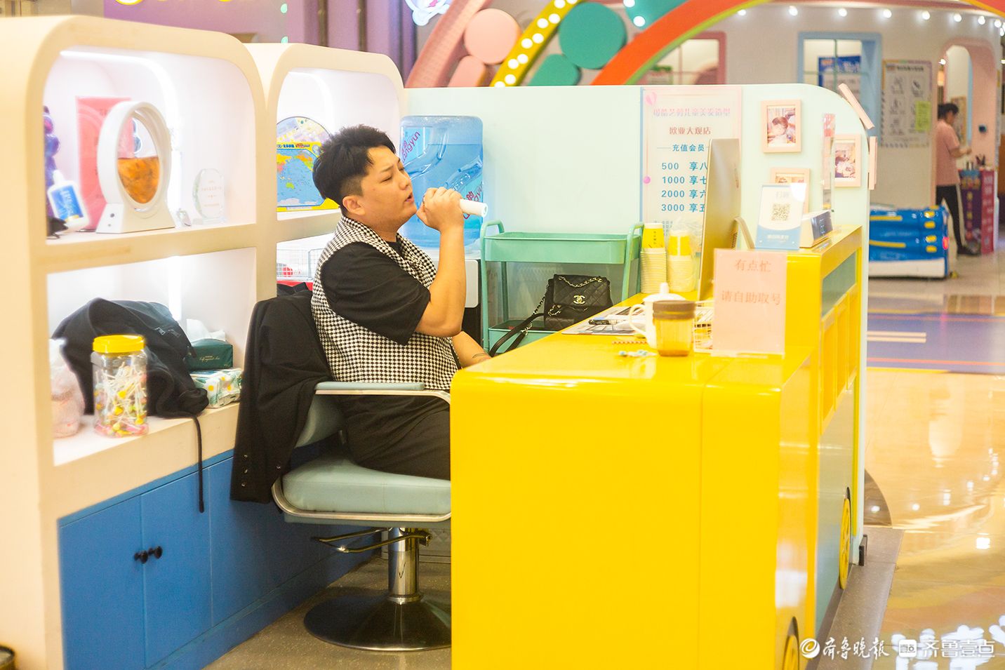 今视角|闲暇时嗨歌的理发师