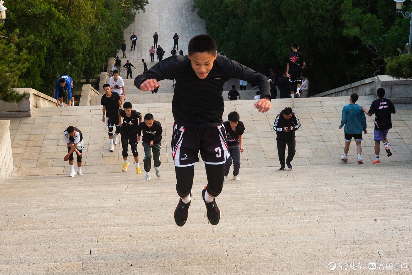 今视角|舜耕中学篮球队员 “蹦山” 练体能