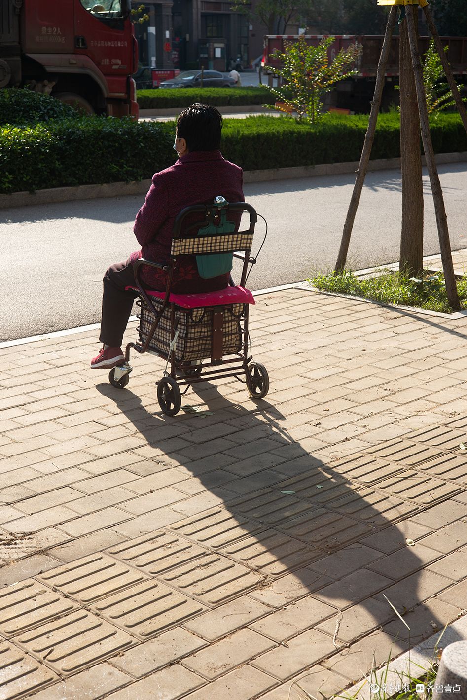 今视角|路边晒太阳的老人