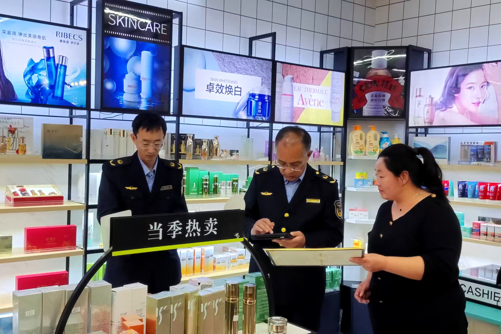 无棣县市场监管局“三项举措”规范秋季化妆品市场经营秩序