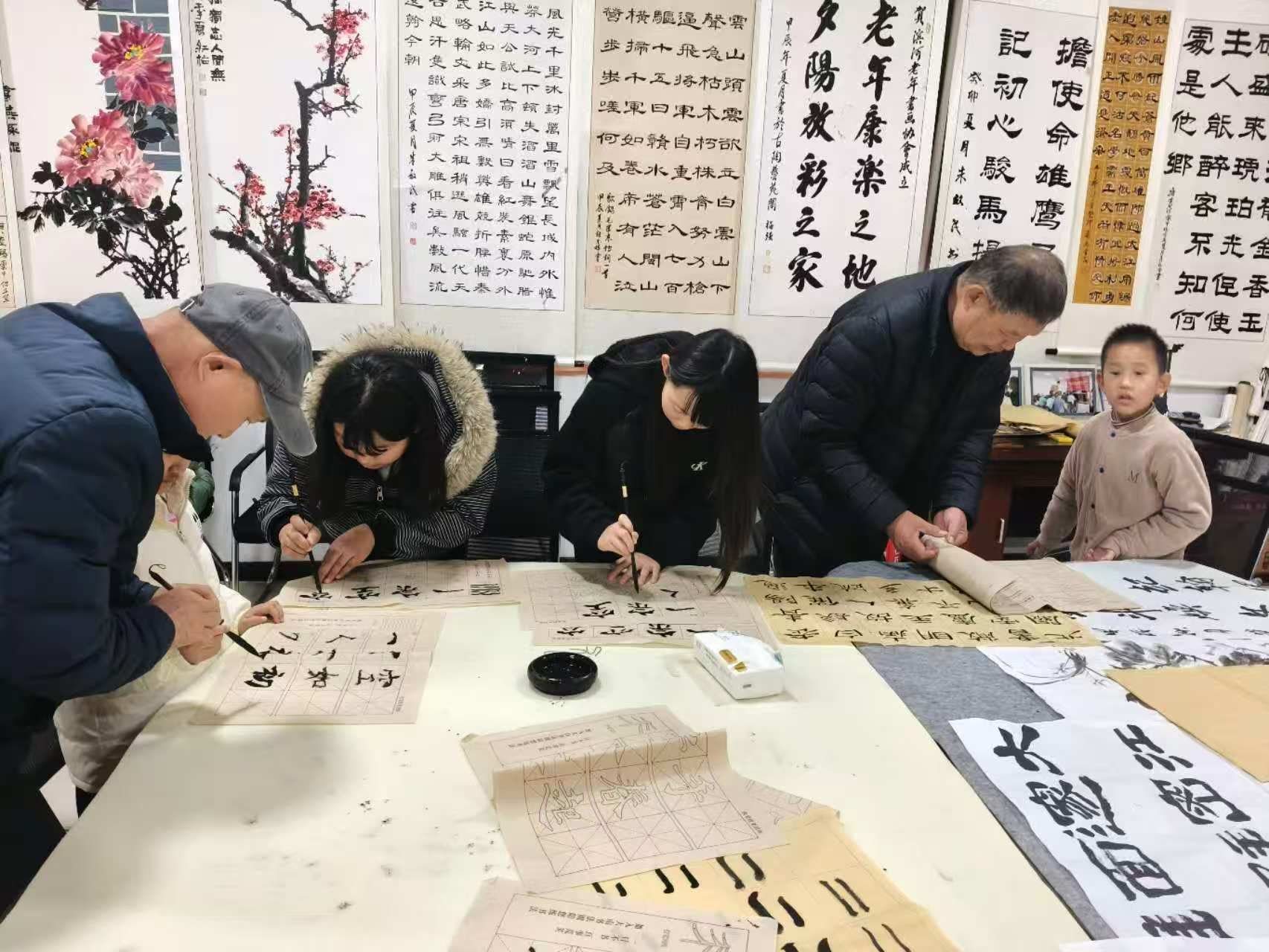 滨河街道朱楼社区开展“金秋迎重阳 翰墨润童心”主题活动
